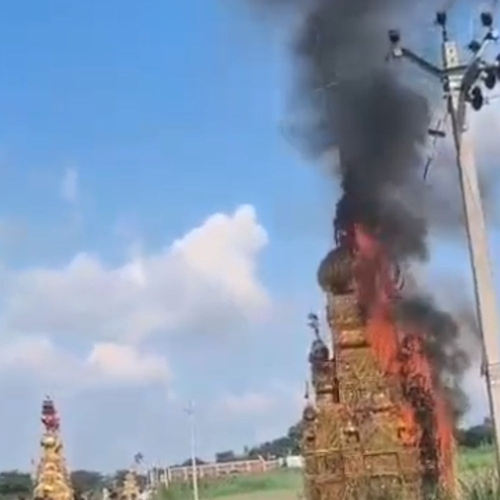 बहराइच में चेहल्लुम पर ताजिया में लगी आग:11 हजार वोल्ट की लाइन छूने से हुआ हादसा, कोई हताहत नहीं