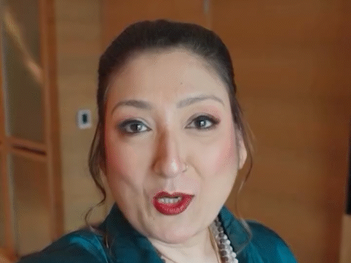 गोविंदा की पत्नी सुनीता ने व्लॉगिंग शुरू की:वीडियो में बाइक पर बैठीं और शराब खरीदी, बोलीं - अब पैसे कमाने की मेरी बारी