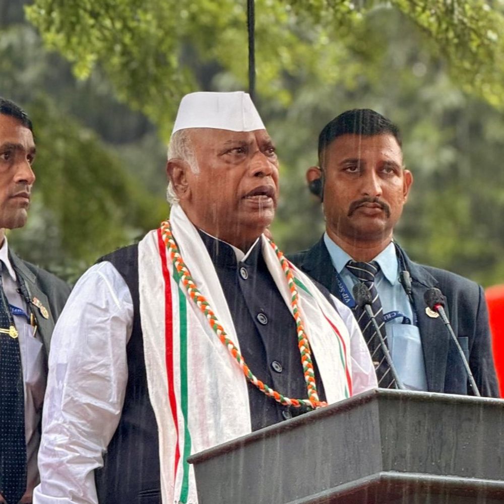 खड़गे बोले-भाजपा सत्ता के लिए किसी भी हद तक जाएगी:कहा- बिहार SIR के नाम पर विपक्ष के वोट काटे जा रहे, जिंदा लोगों को मृत बताया