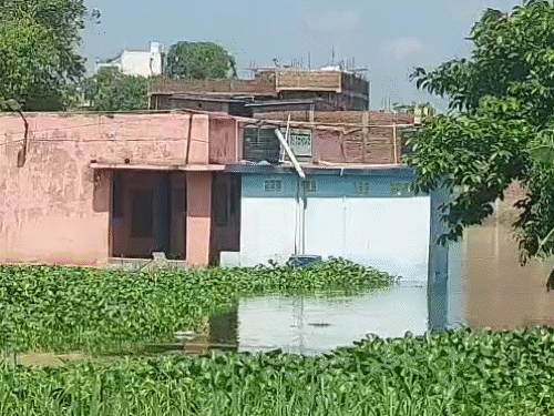 पटना के सरकारी स्कूल में कमर तक भरा पानी:जलजमाव के कारण मंदिर में चल रहा क्लास, फहराया गया तिरंगा
