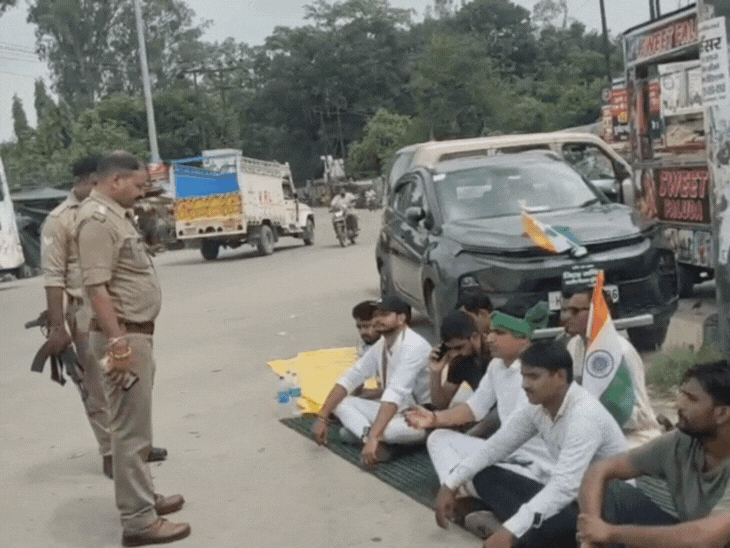 सहारनपुर के बेहट सीओ पर गोली-गलौच का आरोप:किसान यूनियन के कार्यकर्ता सड़क पर धरने पर बैठे