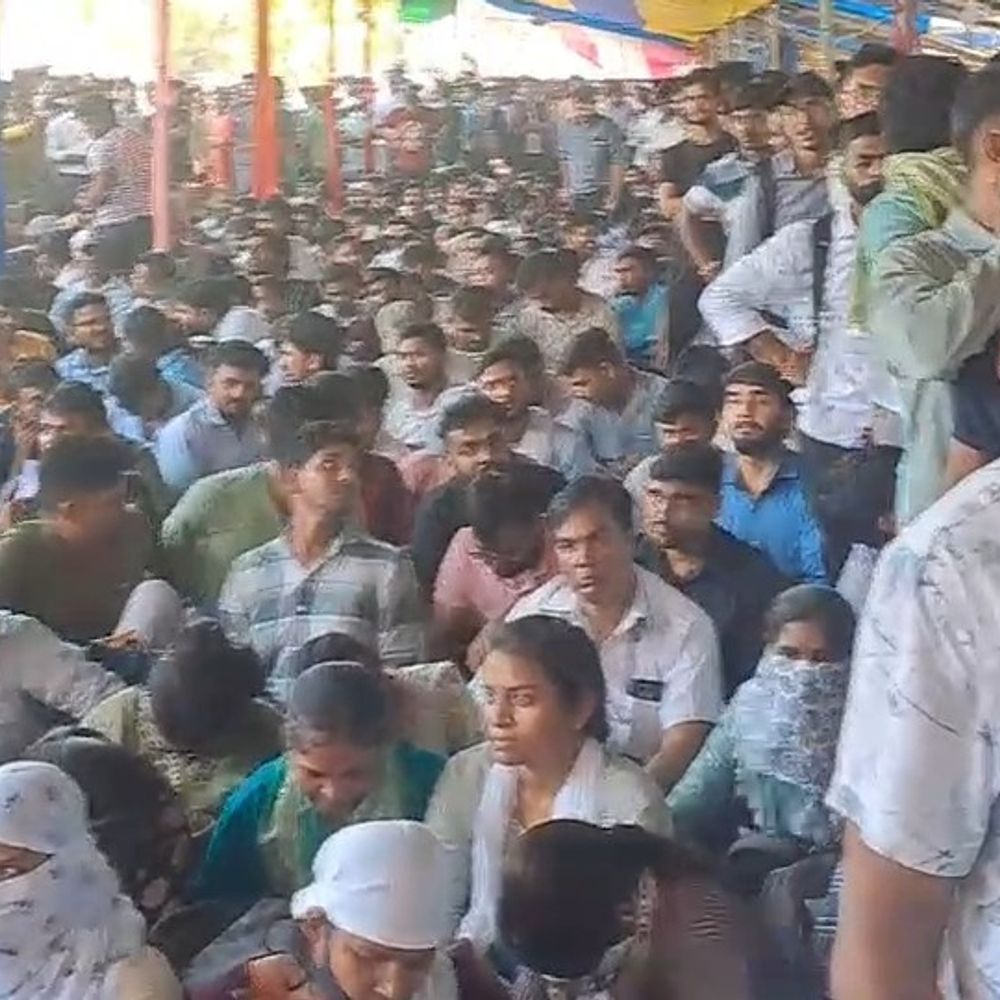 पटना के गर्दनिबाग में विशेष सर्वेक्षण कर्मियों का प्रदर्शन:नियमितीकरण और वेतन समानता की मांग, हजारों की संख्या में पहुंचे कर्मी