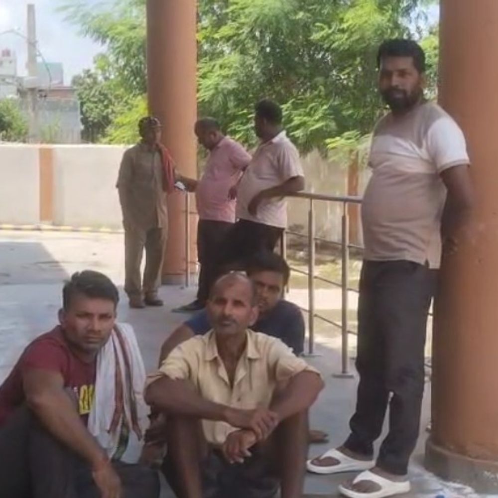 बेतिया में गन्ने के खेत से मिला व्यक्ति का शव:परिजन बोले-घर से गांव की ओर निकले थे, फिर वापस नहीं लौटें