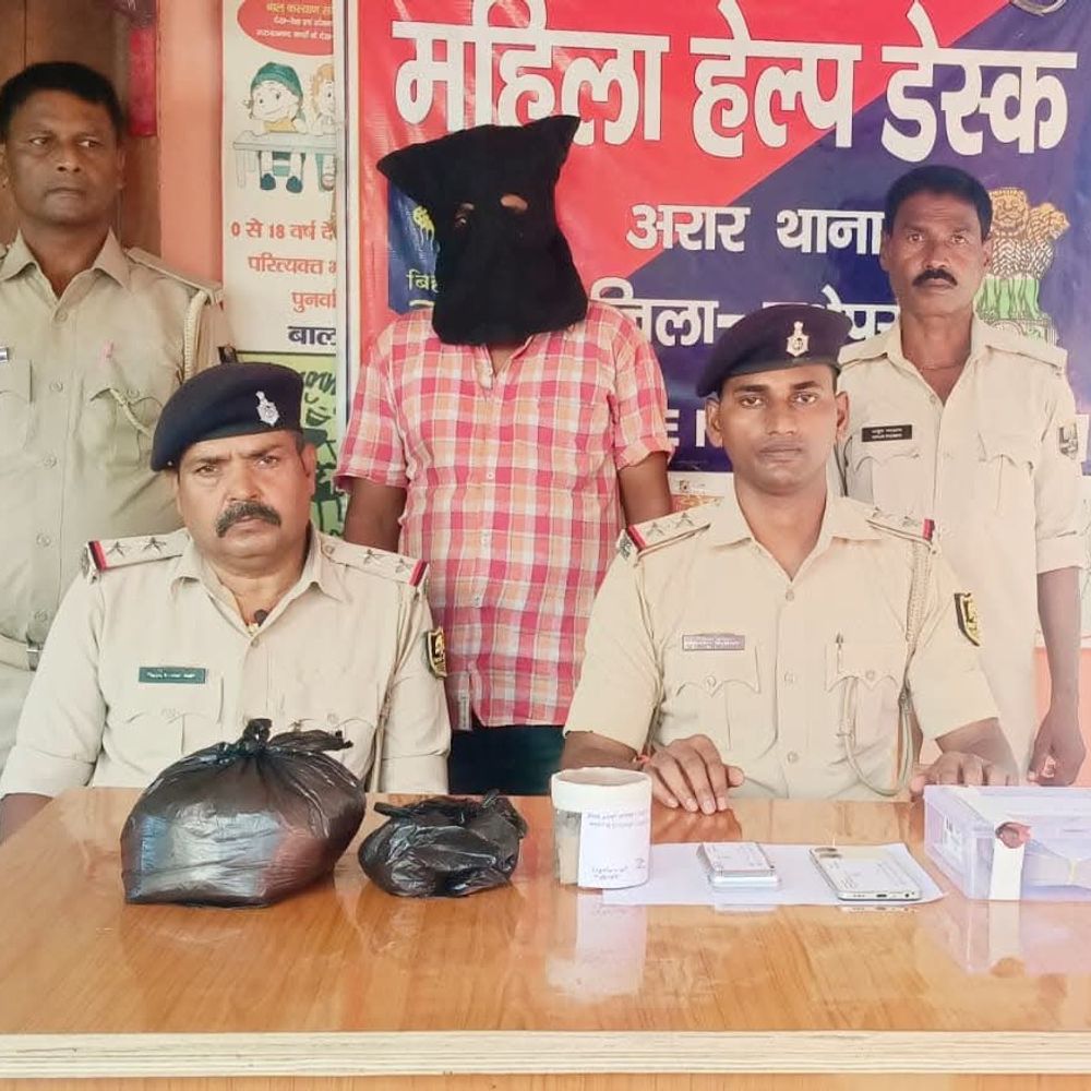 मधेपुरा में 170 ग्राम स्मैक के साथ तस्कर अरेस्ट:पुलिस ने घेराबंदी घर से पकड़ा, एक लाख कैश के साथ कई सामान बरामद