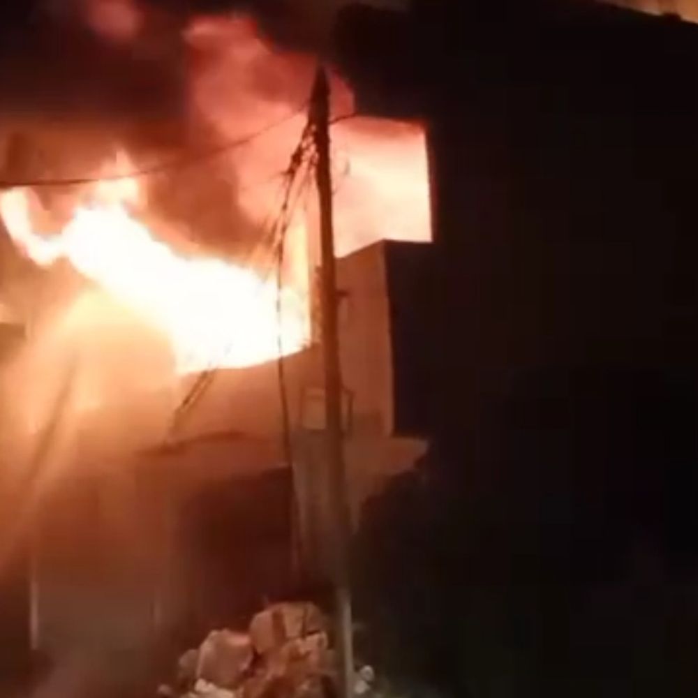 उन्नाव में प्लास्टिक फैक्ट्री में भीषण आग:तीन घंटे की मशक्कत के बाद आग पर काबू, लाखों का नुकसान