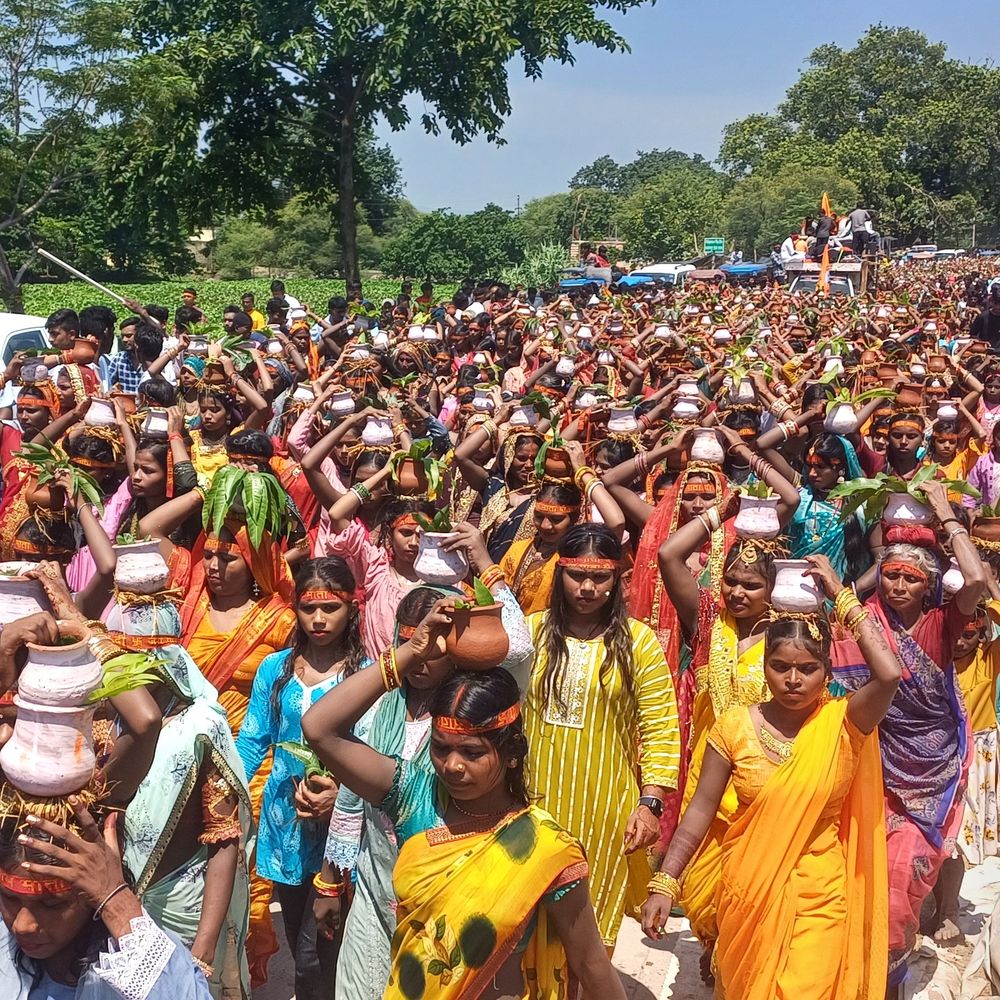 10,000 महिलाओं ने कलश लेकर 5 KM की यात्रा की:मुंगेर में विषहरी पूजा की शुरुआत, मंदिर तक नंगे पांव चलीं श्रद्धालु