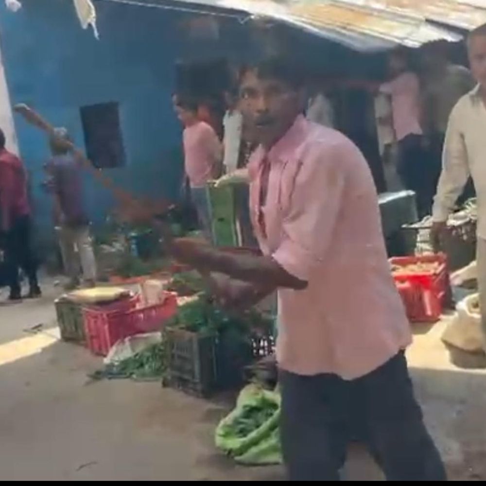 बाइक पर पैर रखने से शुरू हुआ विवाद:मुकेरी बाजार में लाठी-डंडों से हमला, तीन लोग घायल