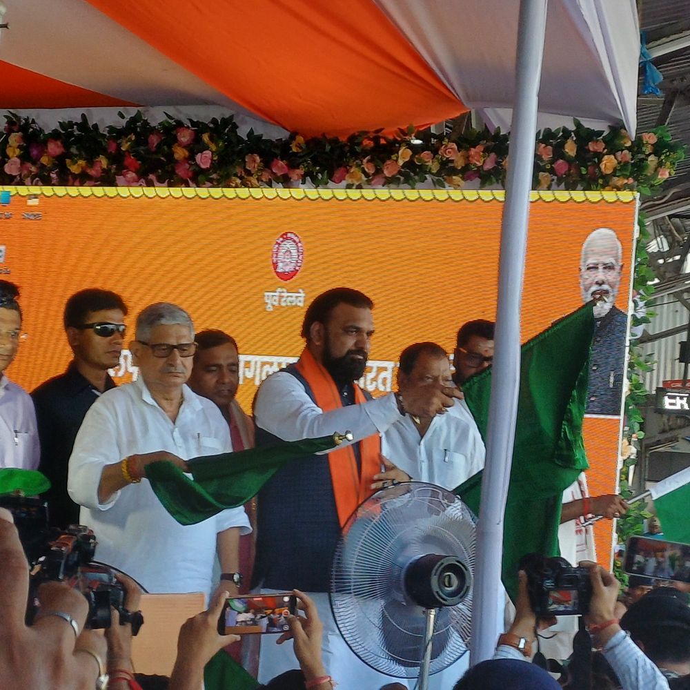 जमालपुर से हावड़ा तक वंदे भारत ट्रेन का विस्तार:मुंगेर के जमालपुर स्टेशन पर केंद्रीय मंत्री ललन सिंह और उपमुख्यमंत्री ने दिखाई हरी झंडी