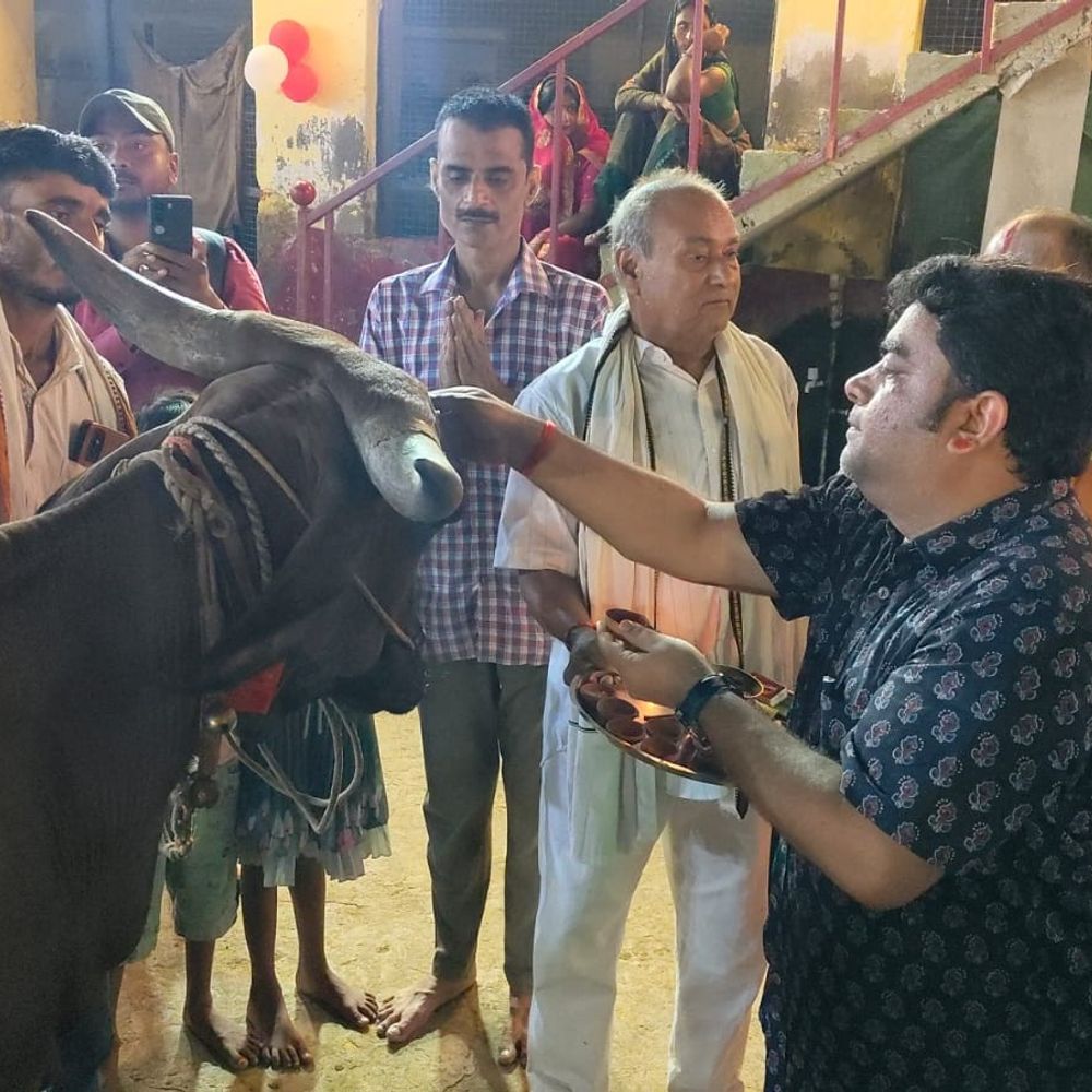 बक्सर की आदर्श गौशाला में जन्माष्टमी समारोह:एसडीएम ने की गौ पूजा और कृष्ण आराधना, बाल गोपाल की प्रतिमा बनी आकर्षण का केंद्र