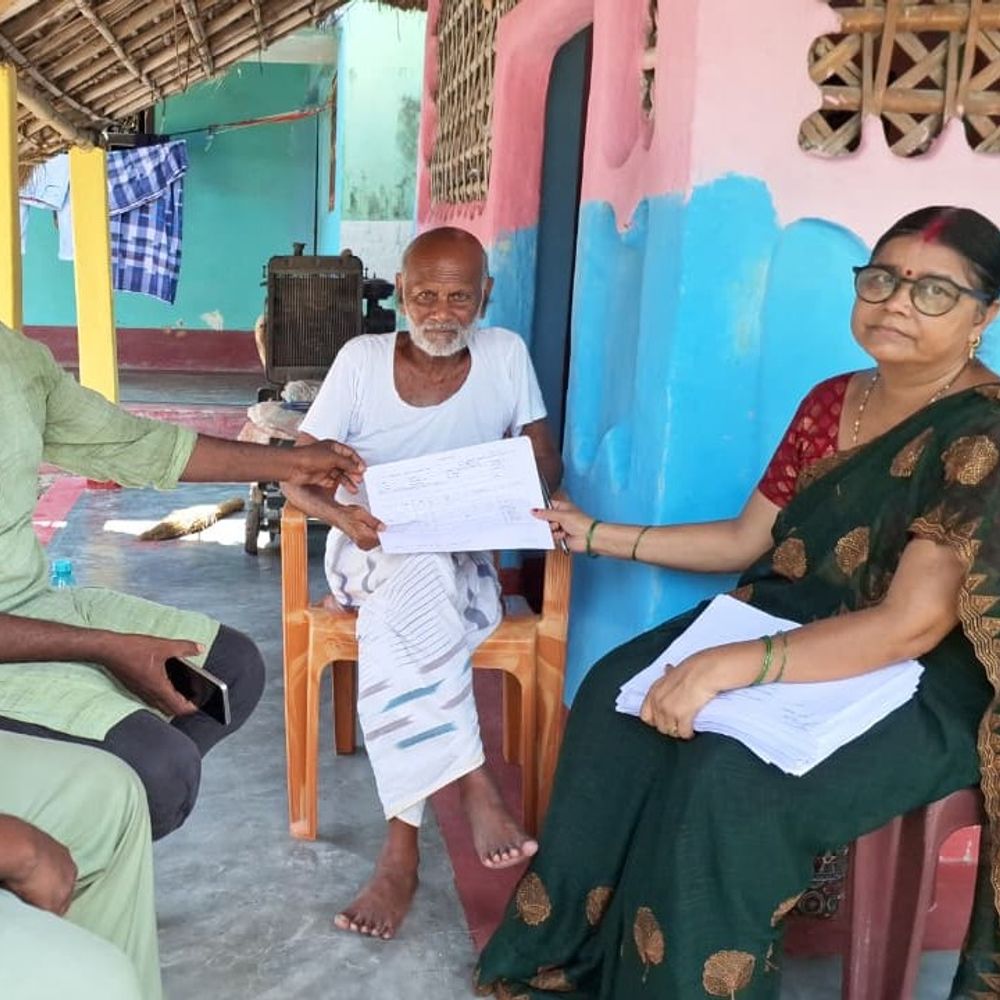 पूर्णिया में राजस्व महाअभियान:कर्मचारी घर- घर जाकर कागजात बांट रहे, लोगों को जमा करने की प्रक्रिया जानकारी नहीं