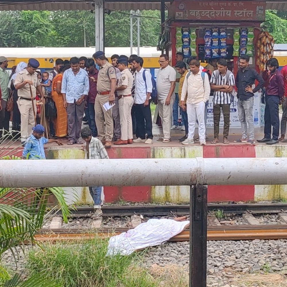 प्लेटफॉर्म बदलते समय ट्रेन की चपेट में आई महिला:सीवान जंक्शन पर बच्चों के सामने मां की मौत, स्टेशन पर अफरा-तफरी