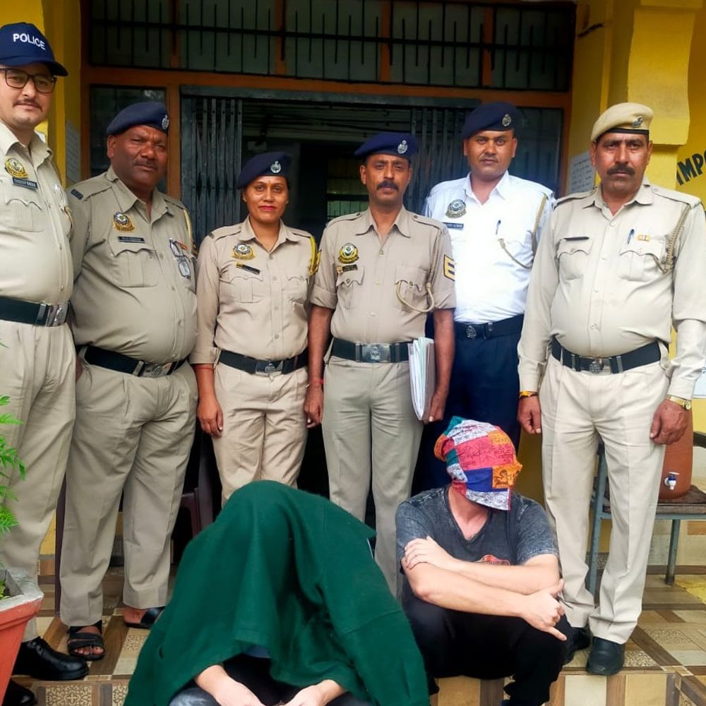 कांगड़ा पुलिस ने दो रूसी नागरिकों को गिरफ्तार किया:चरस बरामद, गाड़ी जब्त; दूसरे मामला में तस्कर को पकड़ा