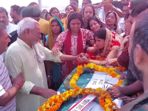 'मां बेसुध, बेटा खेलने में मस्त, घर महिलाओं से भरा':लाल जोड़े में पत्नी पार्थिव शरीर से लिपटी, बाढ़ के पानी के बीच शहीद की अंतिम यात्रा