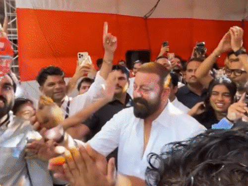 जान्हवी कपूर और संजय दत्त ने फोड़ी मटकी:दही-हांडी कार्यक्रम के दौरान गोविंदा ने किया डांस, भगवान कृष्ण की भक्ति में लीन दिखीं मौनी रॉय