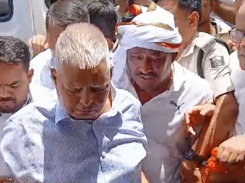 भोजपुर में लालू यादव के वेलकम में लौंडा डांस:पूर्व विधायक के पिता की पुण्यतिथि में पहुंचे RJD सुप्रीमो; सेल्फी लेने की मची होड़