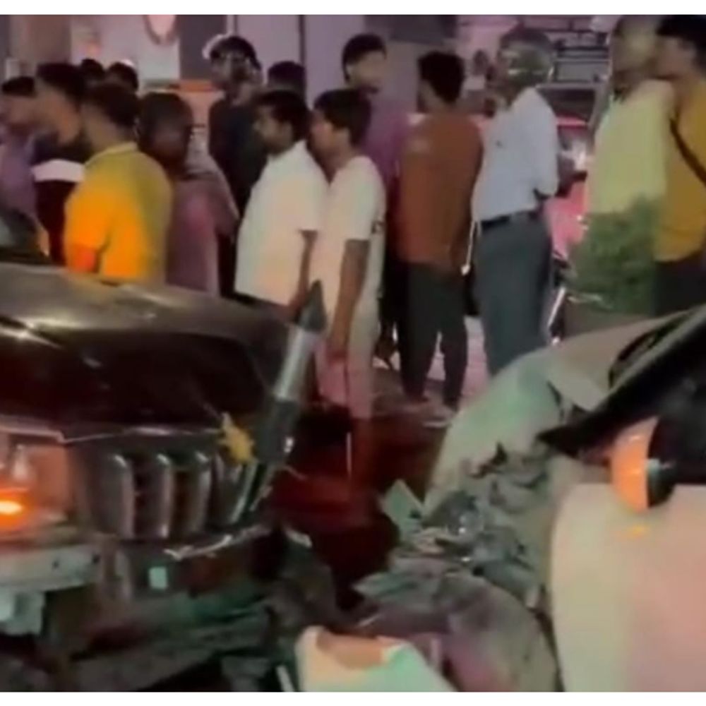 बेली रोड फ्लाईओवर पर हादसा कार-स्कार्पियो में टक्कर:हवा में उछली दोनों गाड़ियां, घायलों को अस्पताल ले जाया गया