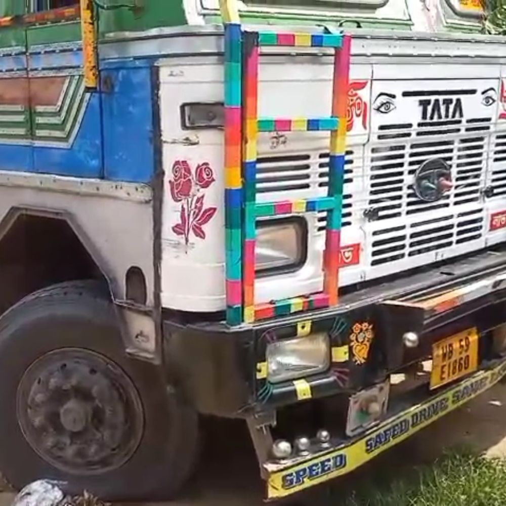 जमुई में बालू लदे ट्रक ने बच्चे को रौंदा:2 साल के मासूम की मौके पर मौत, ड्राइवर फरार; गुस्साए ग्रामीणों ने किया सड़क जाम