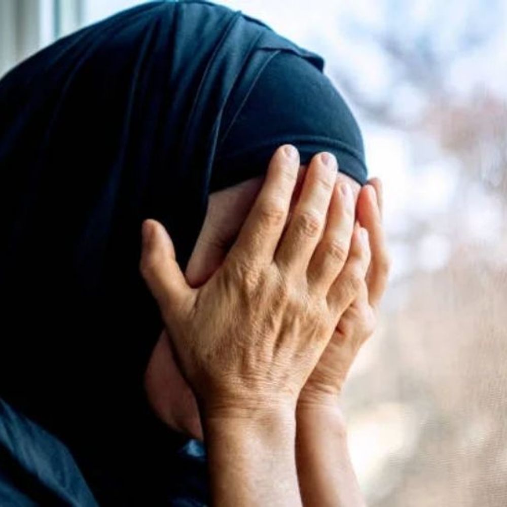चरित्रहीन बताकर बेटे ने 2 बार किया मां का रेप:कमरे में बंद कर बुर्का उतारकर बेरहमी से पीटा, दिल्ली के हौज काजी की वारदात