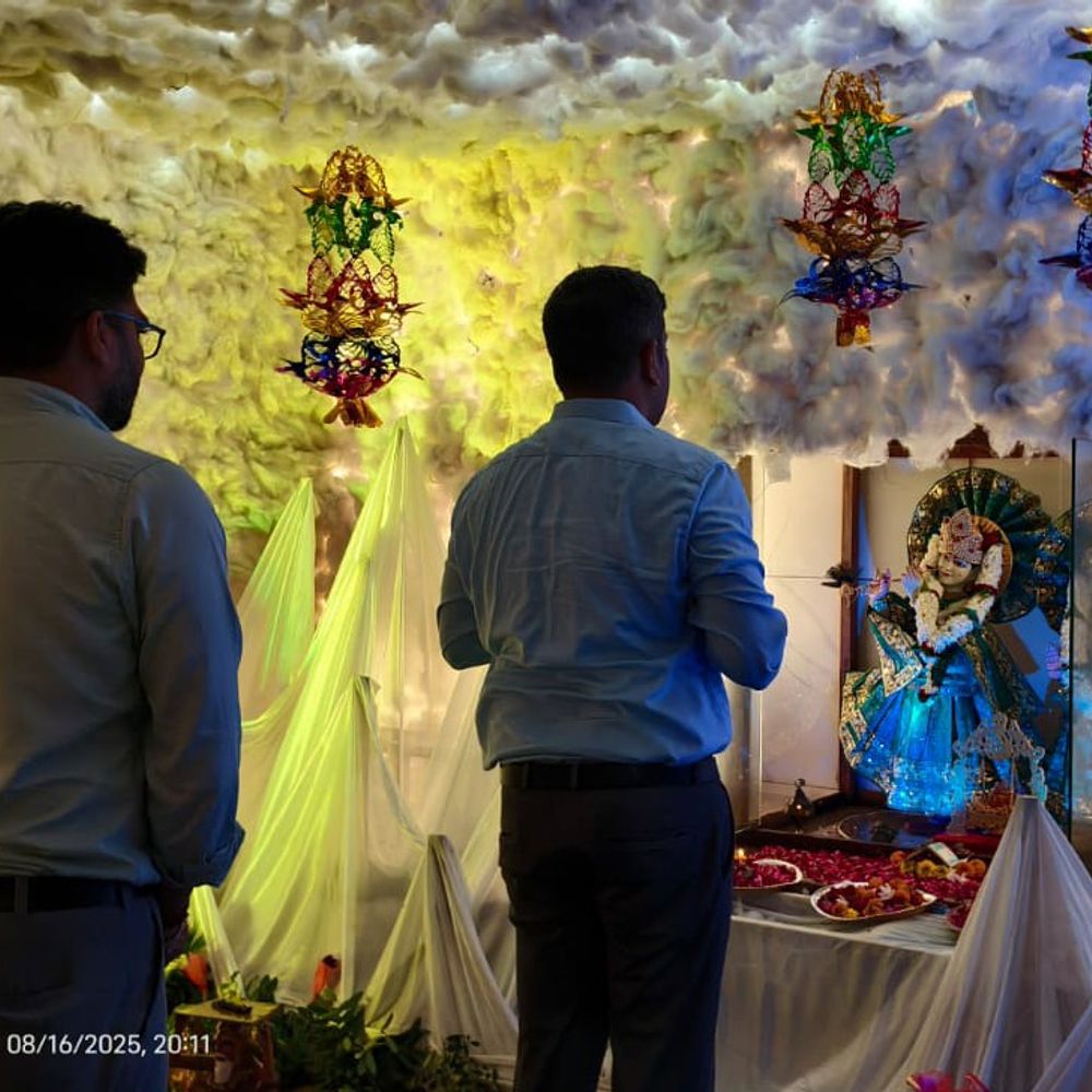 जौनपुर में जन्माष्टमी का उत्सव:मंदिरों में सजी झांकियां, रात 12 बजे गूंजे कन्हैया के जयकारे
