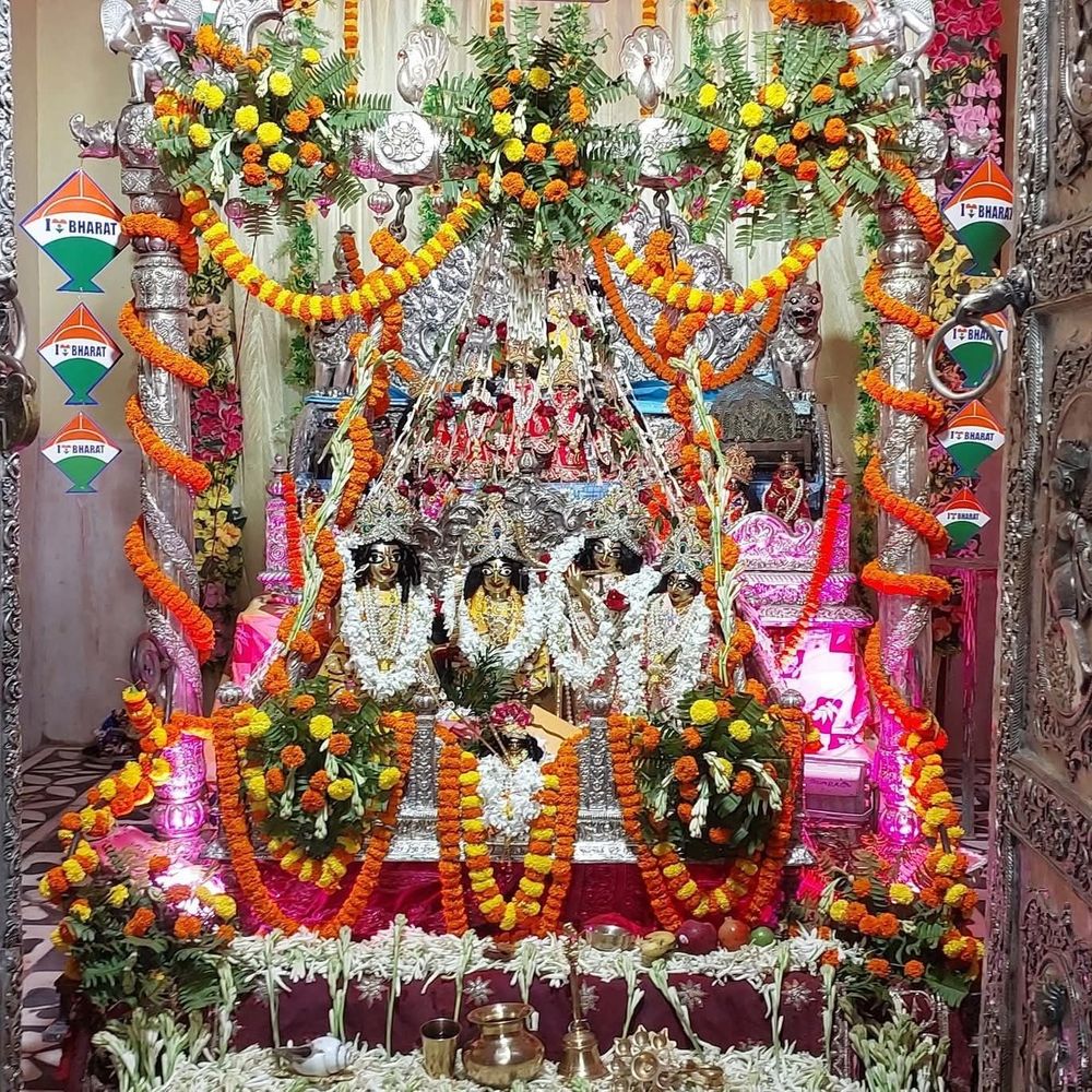 बक्सर में जन्माष्टमी पर बांके बिहारी मंदिर में 5000 श्रद्धालु:कृष्ण जन्मोत्सव पर भजन-कीर्तन और आतिशबाजी, 15 KM दूर मन्नत मांगने आते है भक्त
