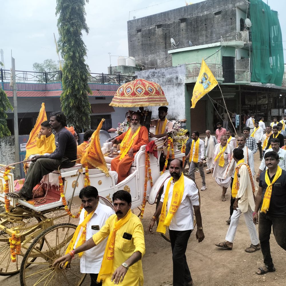 कराहल में श्रीकृष्ण जन्माष्टमी पर निकला चल समारोह:सजे रथ पर कृष्ण की झांकी, श्रद्धालुओं ने पुष्पवर्षा से किया स्वागत