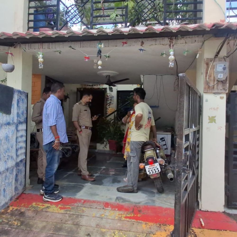 सोना-चांदी, नगदी समेत 30 लाख का सामान चोरी:मथुरा दर्शन करने गया था परिवार; घर का ताला तोड़कर की घटना