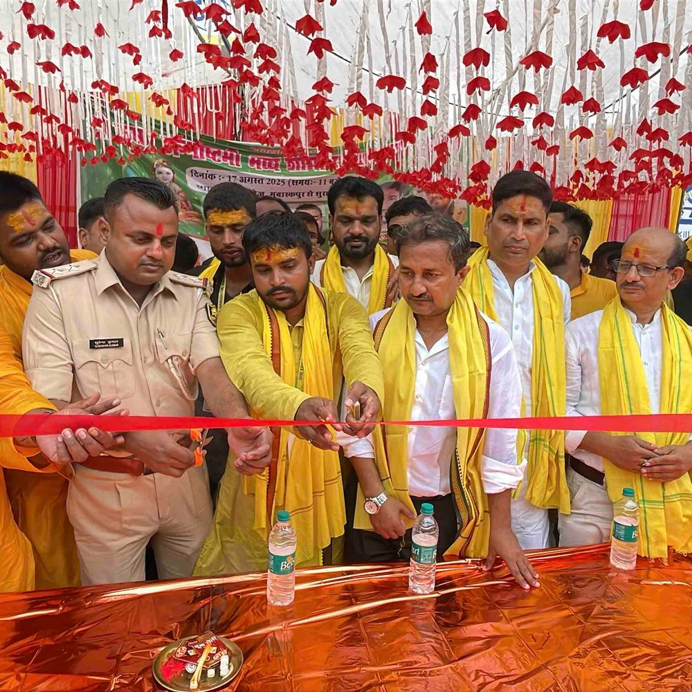 कृष्ण जन्माष्टमी पर कुर्था में निकला जुलूस:मुबारकपुर से सुरा गांव तक राधा-कृष्ण की झांकी, वृंदावन के कलाकारों ने किया नृत्य