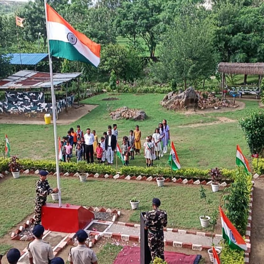 एस के मुर्मू के शहीद स्मारक पर ध्वजारोहण