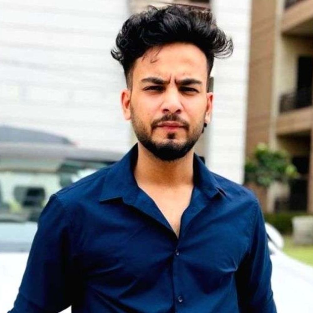 एल्विश यादव के घर पर हुई फायरिंग:बाइकसवारों ने 2 दर्जन से ज्यादा गोलियां चलाईं, भाऊ गैंग ने फायरिंग कराई