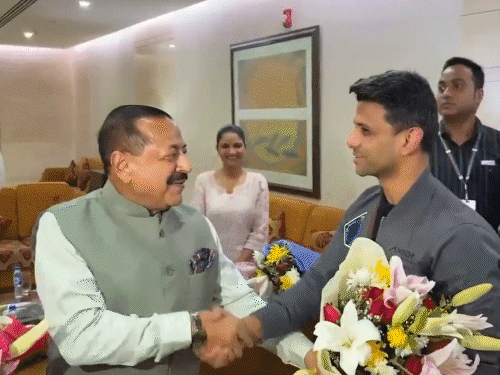 एस्ट्रोनॉट शुभांशु दिल्ली पहुंचे:एयरपोर्ट पर मंत्री जितेंद्र सिंह ने स्वागत किया; लखनऊ में मां बोलीं- बेटे का बेसब्री से इंतजार