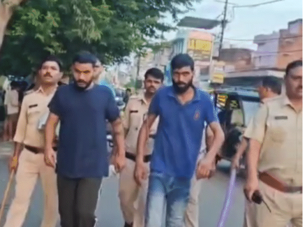 गैंगस्टर भोला सिकरवार हत्याकांड में शामिल दो आरोपी गिरफ्तार:पुलिस ने निकाला जुलूस,चार आरोपी अभी भी फरार;घटनास्थल पर जाकर सीन रिक्रिएट किया
