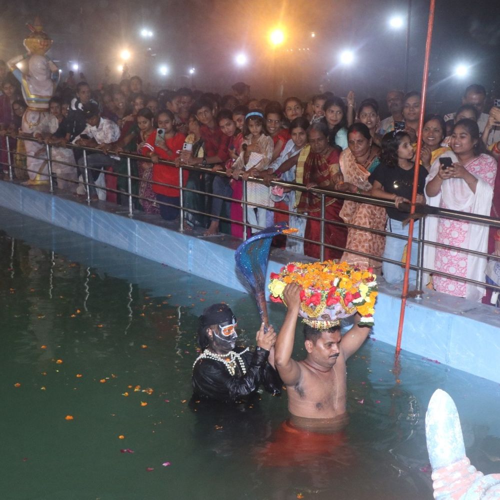 कृष्ण को टोकरी में रखकर उफनती नदी पार करना दिखाया:बैतूल में जन्माष्टमी पर कंस के कारावास में भगवान का जन्म, देवकी वासुदेव संवाद