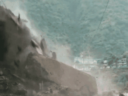 कुल्लू में बादल फटा, मंडी में फ्लैश फ्लड:खड्ड का पानी जलती चिता तक पहुंचा; मलाणा डैम क्षतिग्रस्त, 10 गाड़ियां दबीं