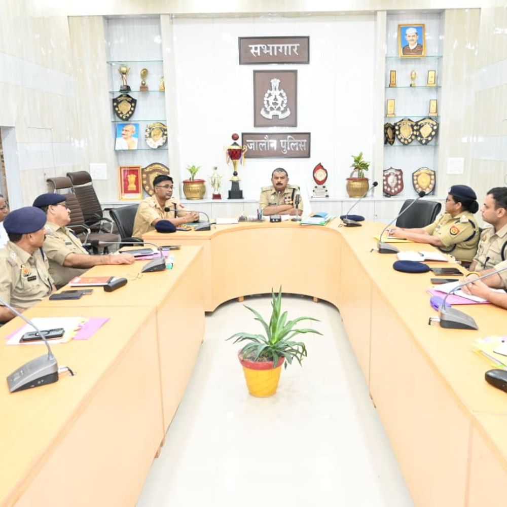 जालौन में अपराध समीक्षा बैठक:एसपी ने थानाध्यक्षों को दिए अनसुलझे मामलों के खुलासे के निर्देश