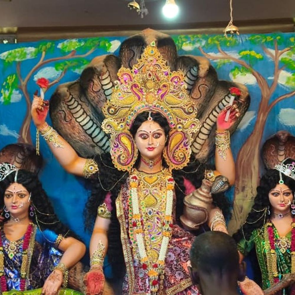 परबत्ता के कोलवारा गांव में बिहुला-विषहरी पूजा:सिंह नक्षत्र में हुई प्रतिमा स्थापना, उमड़ी भक्तों की भीड़; 6 दशकों से चली आ रही परंपरा