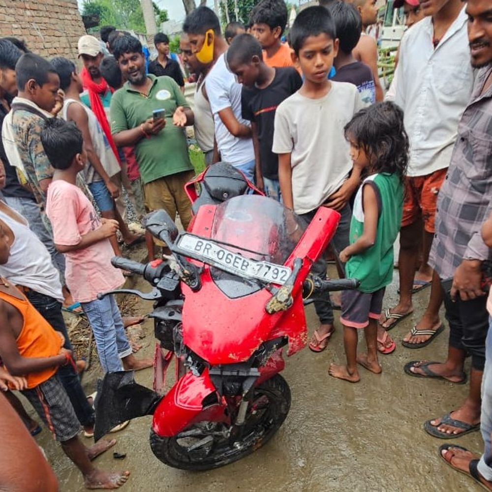 मुजफ्फरपुर में दो बाइक की टक्कर, 2 घायल:हाथ और पैर हुए फ्रैक्चर, जख्मियों को ग्रामीणों ने पहुंचाया अस्पताल