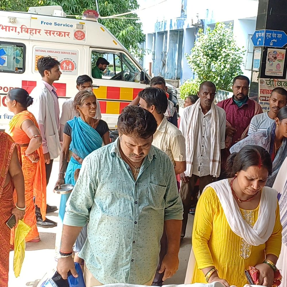 लखीसराय में स्कूटी-ई रिक्शा की आमने सामने भिड़ंत:शिक्षिका की मौके पर मौत, पति अस्पताल में भर्ती; स्कूल जाने के दौरान हादसा