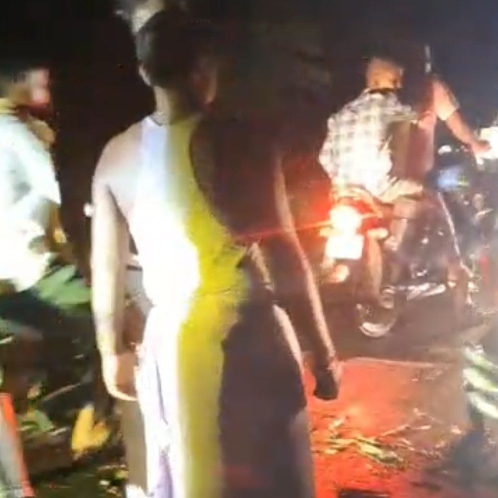 खगड़िया में हाईवोल्टेज तार गिरने से गाय की मौत:विद्युत विभाग की लापरवाही से नाराज ग्रामीणों ने किया सड़क जाम, मुआवजे की मांग