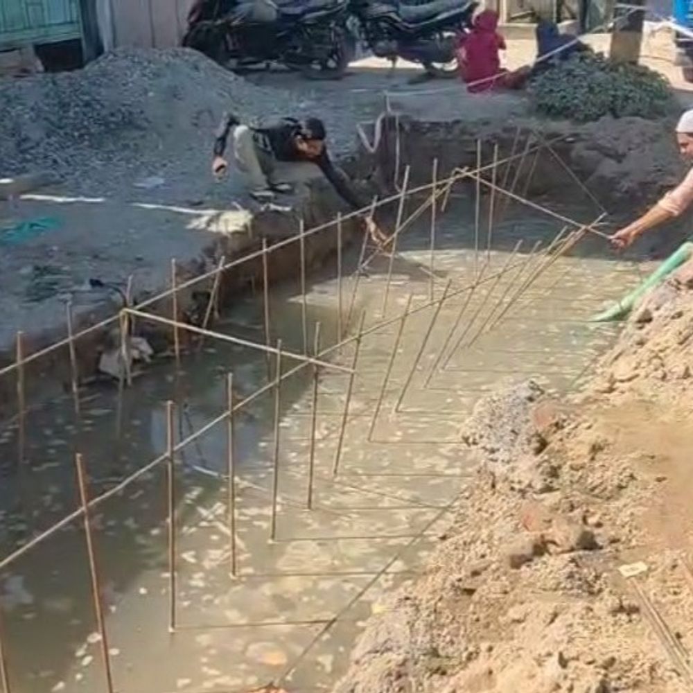 नाला निर्माण में गड़बड़ी,पानी में ढलाई का चल रहा काम:किशनगंज में मुंशी ने आरोपों को बताया गलत, जनप्रतिनिधियों ने DM से की कार्रवाई की मांग