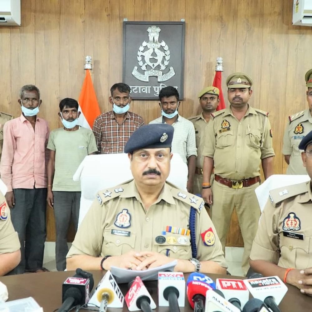 इटावा में बिजली के तार चोर गिरोह का भंडाफोड़:600 मीटर तार समेत 4 आरोपी गिरफ्तार, 5 लाख का माल बरामद