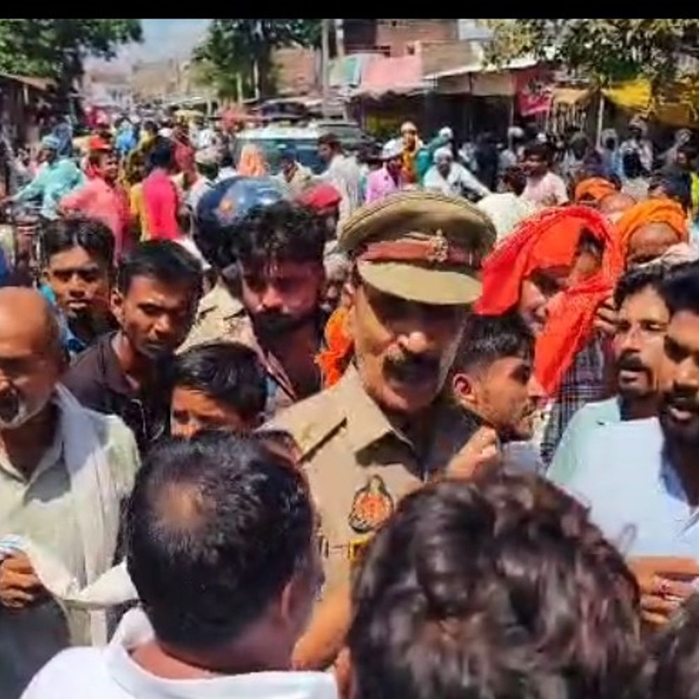 श्रावस्ती में किसानों का हाईवे पर प्रदर्शन:यूरिया खाद नहीं मिलने से नाराज किसानों ने NH-730 किया जाम