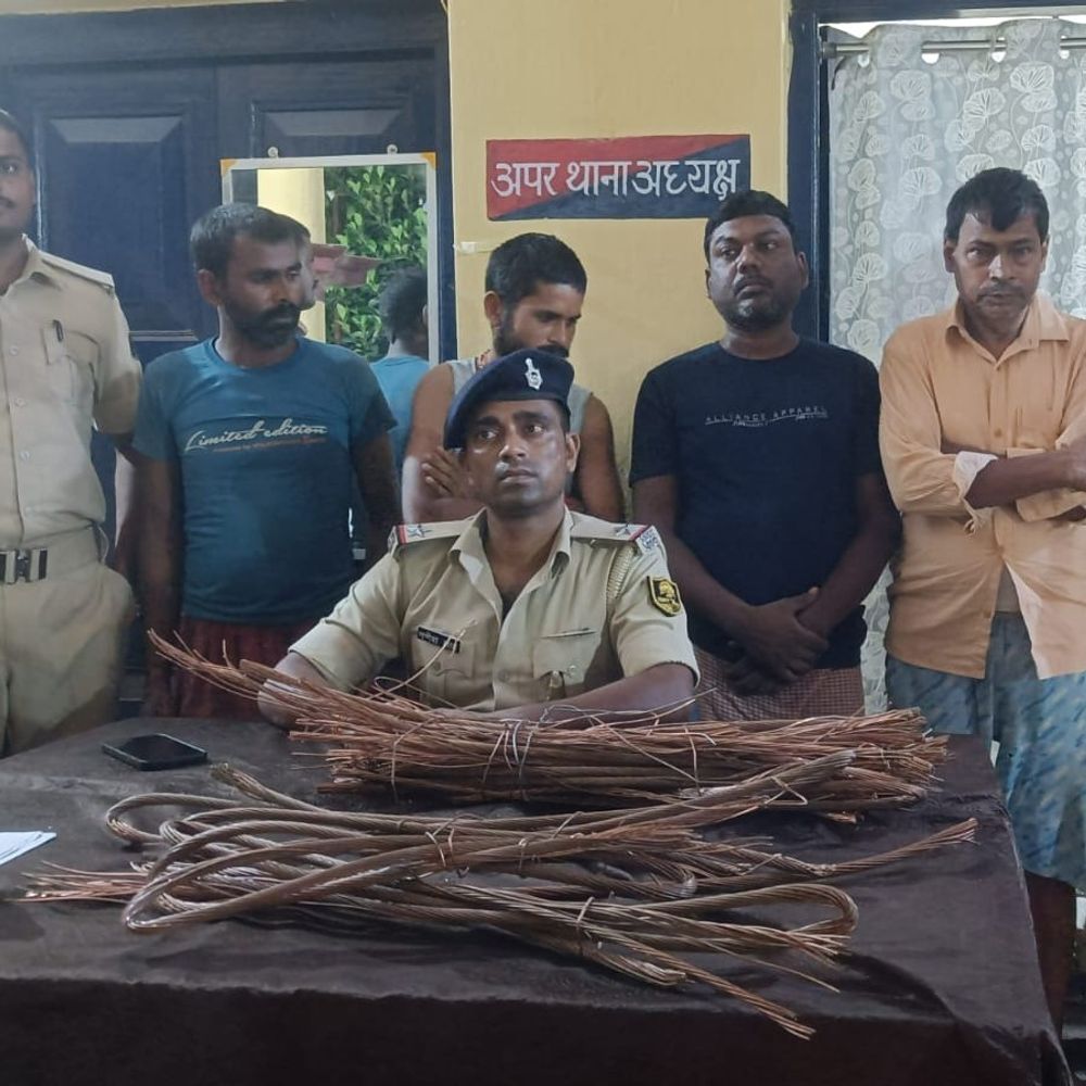 रेलवे इलेक्ट्रिफिकेशन में कॉपर वायर चोरी का खुलासा:अररिया में 6 आरोपी गिरफ्तार, 47 पीस तार बरामद