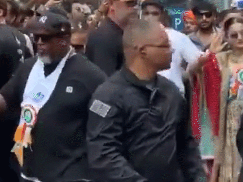 न्यूयॉर्क की सड़कों पर हाथ थामे नजर आए रश्मिका-विजय:सोशल मीडिया पर वायरल हुआ वीडियो, यूजर्स बोले- पहले से शादीशुदा लगते हैं