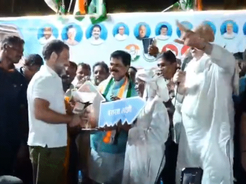 दशरथ मांझी के बेटे को घर की चाबी सौंपी:वोटर अधिकार यात्रा में गयाजी पहुंचे राहुल गांधी, जून में भागीरथ मांझी से की थी मुलाकात