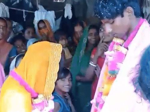 भोजपुर में आधी रात को प्रेमिका से मिलने पहुंचा प्रेमी:परिजनों ने बनाया बंधक, पंचायती के बाद दोनों की करा दी शादी; 8 महीने से चल रहा था अफेयर