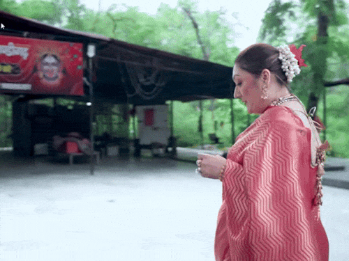 एक्टर गोविंदा की पत्नी ब्लॉगर बनीं:बीबी नंबर-1 चैनल लॉन्च; चंडीगढ़ मंदिर में बाइक से दर्शन, कहा-जो मेरा घर को तोड़ेगा, मां उसे बख्शेंगी नहीं