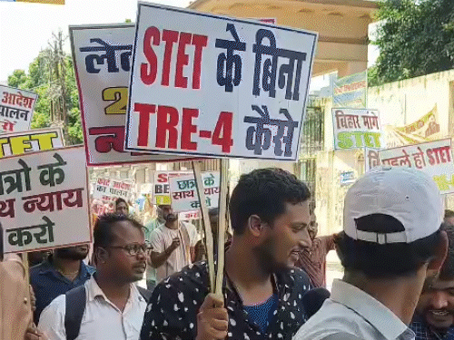 पटना में CM हाउस का घेराव करने निकले कैंडिडेट्स:STET, BTET और लाइब्रेरियन की परीक्षा की मांग; डाकबंगला पर भारी पुलिस तैनात