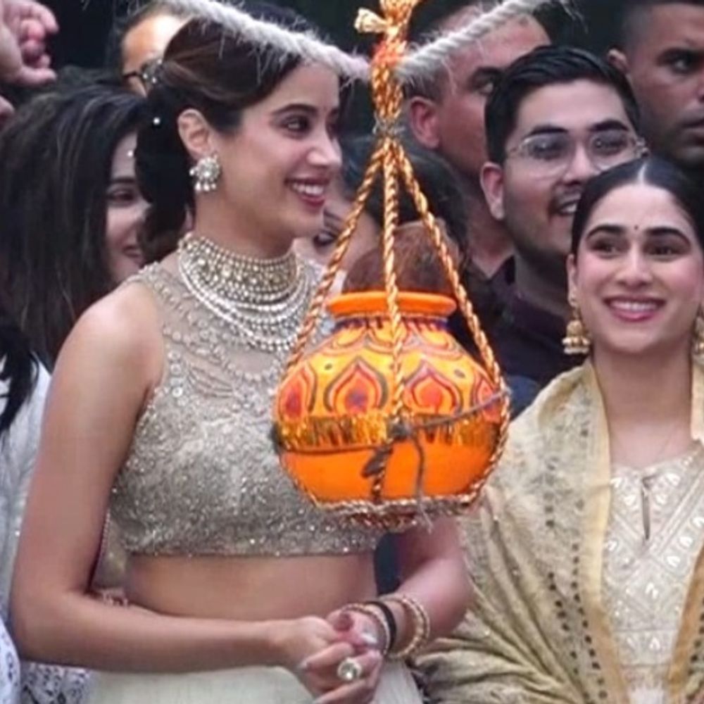 जन्माष्टमी में भारत माता की जय बोलकर ट्रोल हुईं जान्हवी:एक्ट्रेस ने भड़ककर कहा- नहीं बोलती तो प्रॉब्लम, बोला तो मीम मटेरियल बना दिया, रोज बोलूंगी