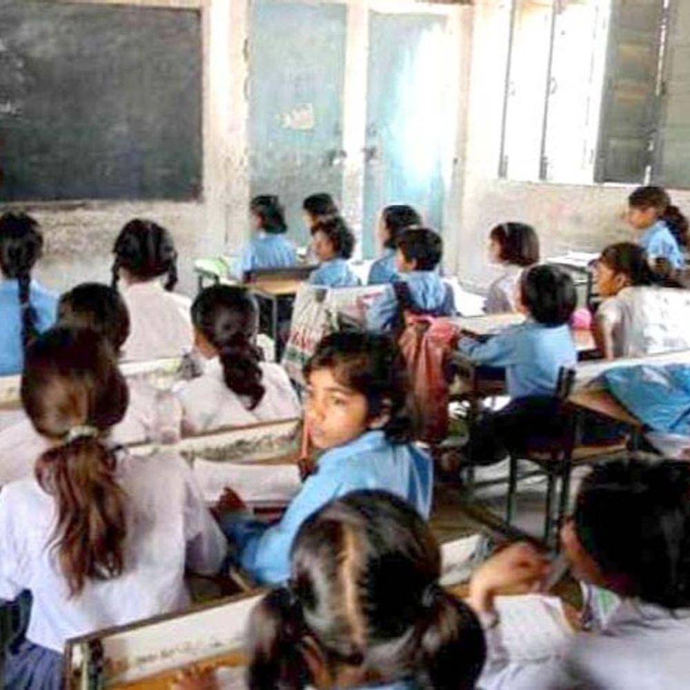 हिमाचल के सरकारी स्कूलों में गाइड से पढ़ाने पर रोक:शिक्षा विभाग ने दी कार्रवाई की चेतावनी; एनसीईआरटी की किताबें पढ़ाने की हिदायत
