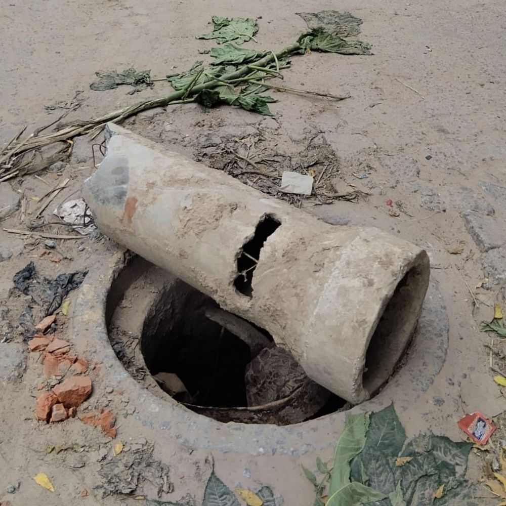 आगरा की सड़कें खराब-खुले पड़े सीवर हॉल:लोग बोले- हो रहा हादसों का इंतजार,सो रहे जनप्रतिनिधि